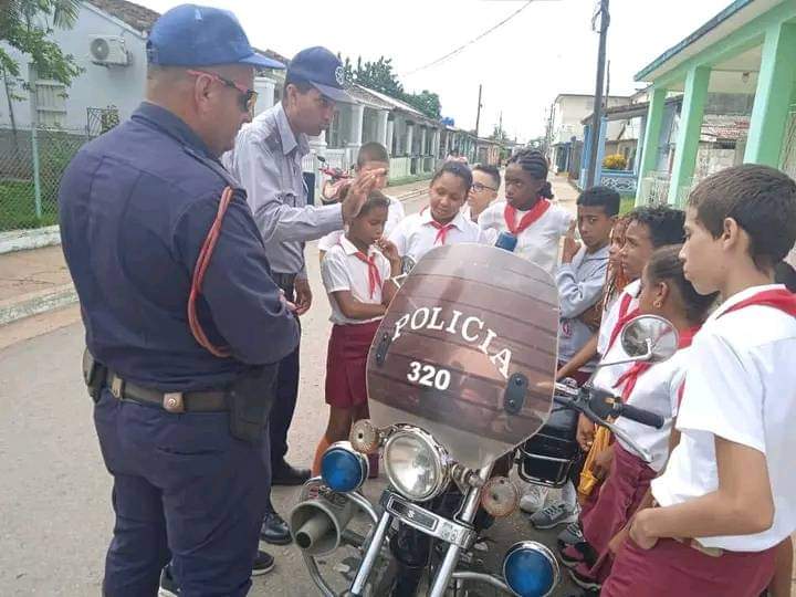 MailynSarraCab2's tweet photo. Los pioneros del Seminternado Fortuna Medel,  participan en el Círculo de Interés de Tránsito por una niñez feliz y sin accidentes en la vía. #CubaMined #PinardelRío #UnidosXCuba https://t.co/ZSKxstZ7Zm