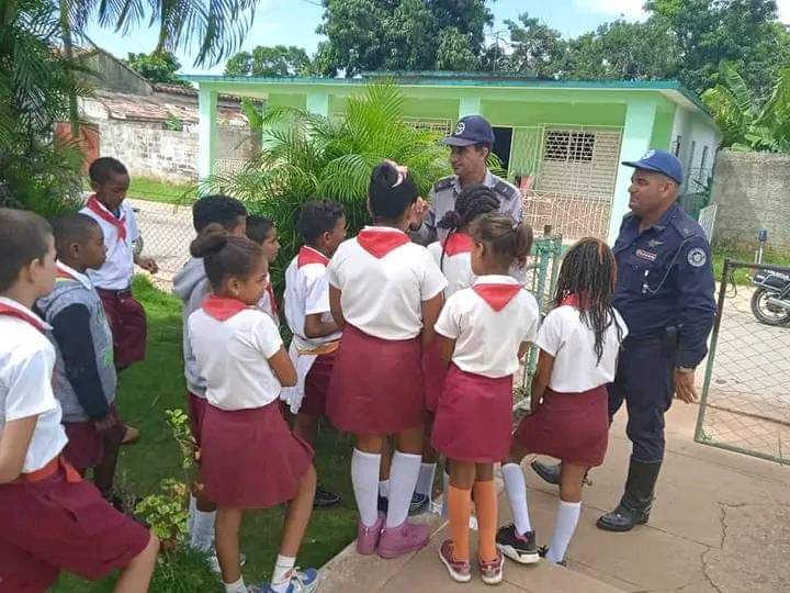 MailynSarraCab2's tweet photo. Los pioneros del Seminternado Fortuna Medel,  participan en el Círculo de Interés de Tránsito por una niñez feliz y sin accidentes en la vía. #CubaMined #PinardelRío #UnidosXCuba https://t.co/ZSKxstZ7Zm