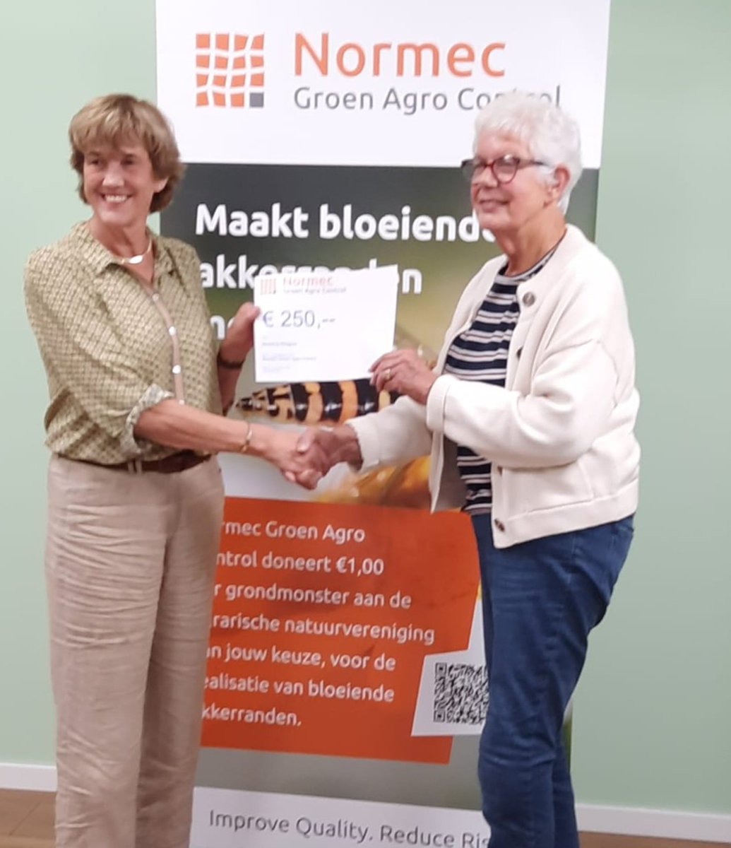 JokedeGeus's tweet photo. Normec Groen Agro Control overhandigt ook dit jaar weer de cheque voor bloeiende akkerranden aan stichting Rietgors voor agrarisch natuurbeheer #NGAC #CCHW https://t.co/3BSSfAUDbC