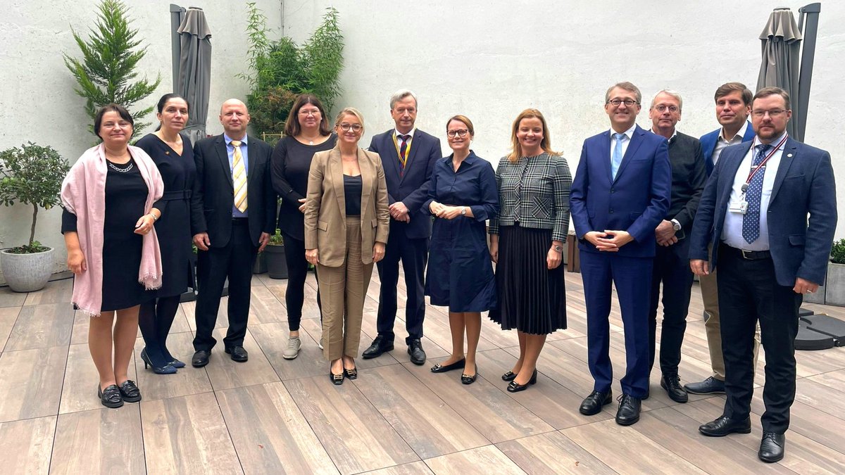 Ambassador @MariaMalovaEU 🇸🇰 🇪🇺 hosted today at @SLOVAKIAinEU DPRs of 11 like-minded MSs 🇦🇹 🇨🇿 🇪🇪 🇫🇮 🇭🇷 🇱🇻 🇱🇹 🇵🇱 🇷🇴 🇸🇪 🇸🇮 on #forestry 🌲 They disscussed:

🌱 #Soil Monitoring Law #EUSoils
🌲 #Forest Reproductive Material
🍃 #Carbon Removal Certification
🌳 #NatureRestoration Law