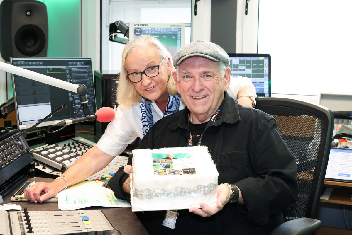 bbcnipress's tweet image. 📻 @ItsMeHugoD celebrates a quarter of a century with @bbcradioulster - Hugo's former producer ("the wee woman with the big stick") Joanne Murphy popped into @BBCRadioFoyle to  present the cake and celebrate with BBC Radio Ulster/Foyle colleagues