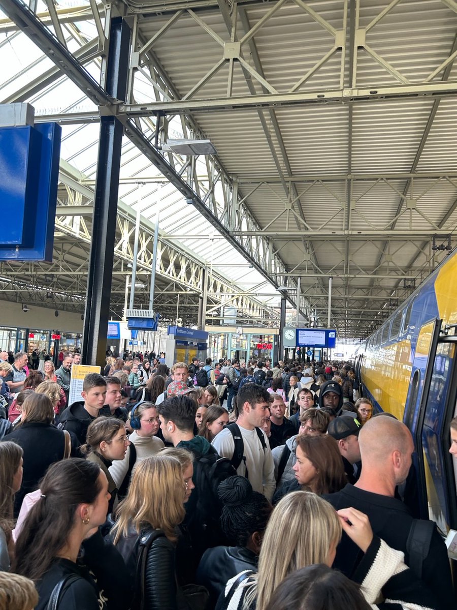 SpongeRob_NL's tweet photo. @NS_online zouden jullie in de spits #Eindhoven -> #Venlo een langere trein dan 4 delen willen inzetten? Zou heel fijn en veilig zijn…. Regelmatig buiten de spits onnodig langere treinen. https://t.co/zzH37DpYgn