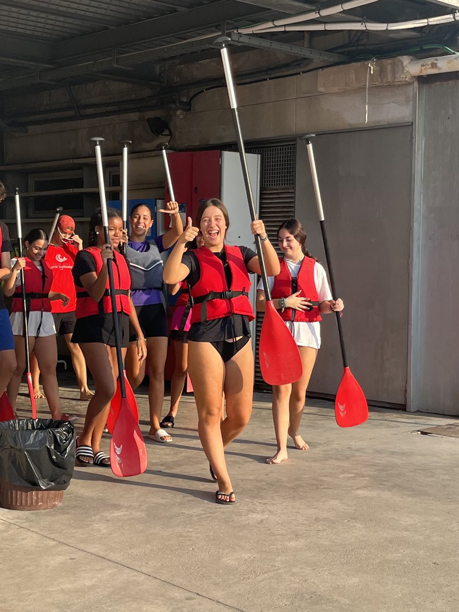 carmelitestgn's tweet photo. #ADMTWC #BATXC Els nois i noies de BATX1 i els professors també,  han aprofitat avui, que encara fa molt bon temps, per fer una activitat aquàtica al @RCNTarragona #somesportistes #viucarmelites #aprenemfent https://t.co/cLDgCu3Oqr