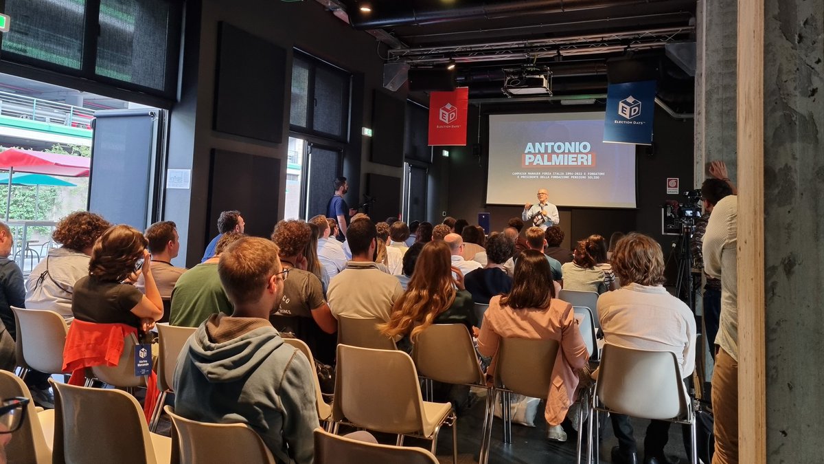 lorepregliasco's tweet photo. Ora @antoniopalmieri a #ED23. Masterclass su trent'anni di campagne elettorali con Silvio Berlusconi. https://t.co/Ix8G4fgOc4