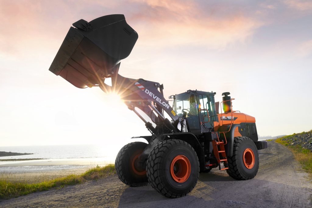 PMV_ME's tweet image. HD Hyundai Infracore wins large-scale DEVELON orders of 131 units from Saudi Arabia and Brazil, with 80 units and 51 units respectively for each country 

Read it here: zurl.co/yEgr./machiner… 
@Develon Equipment #develon #saudi #earthmoving #excavators #wheeledloaders #equipment
