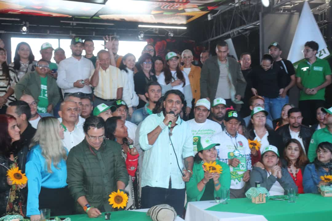 juandavidmuoz22's tweet photo. 🌻7️⃣6️⃣I Esta campaña siempre ha sido colectiva, el encontrarnos para pensarnos a Antioquia y poner en la esfera pública las problemáticas y alternativas de solución, es parte de nuestro ritual y nuestras formas🪻.

Ayer nos encontramos Caminantes de utopías de todas las subregiones de Antioquia con la convicción de que la política de la vida digna vencerá en esta contienda electoral.