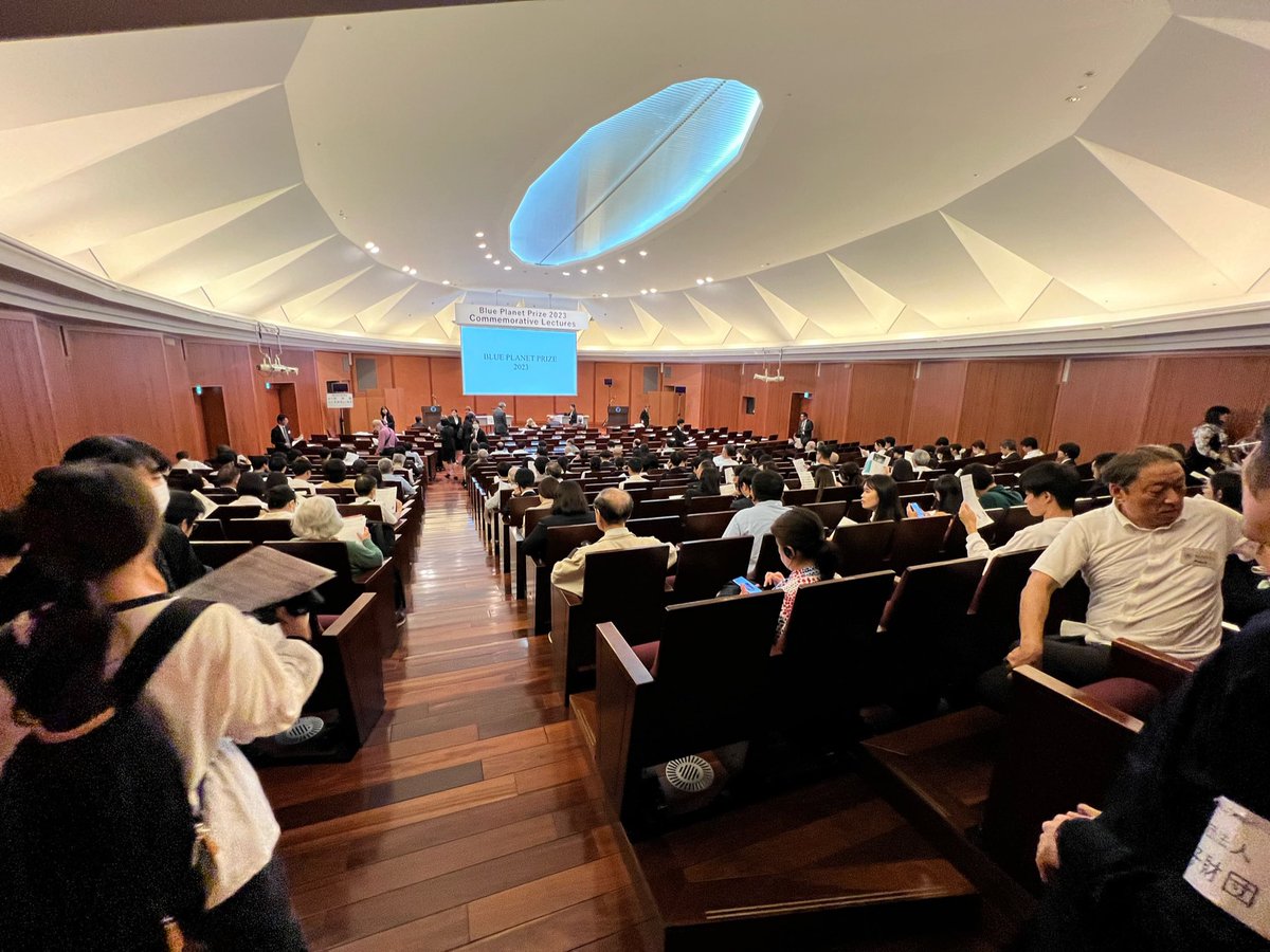 Japan just keeps giving. After a morning interview with Mainichi - Japan Daily News, @ProfRThompson and I gave  a commemorative lecture at Tokyo University for the #BluePlanetPrize. Fantastic to have an audience of >200 people and some great discussions 📖😊