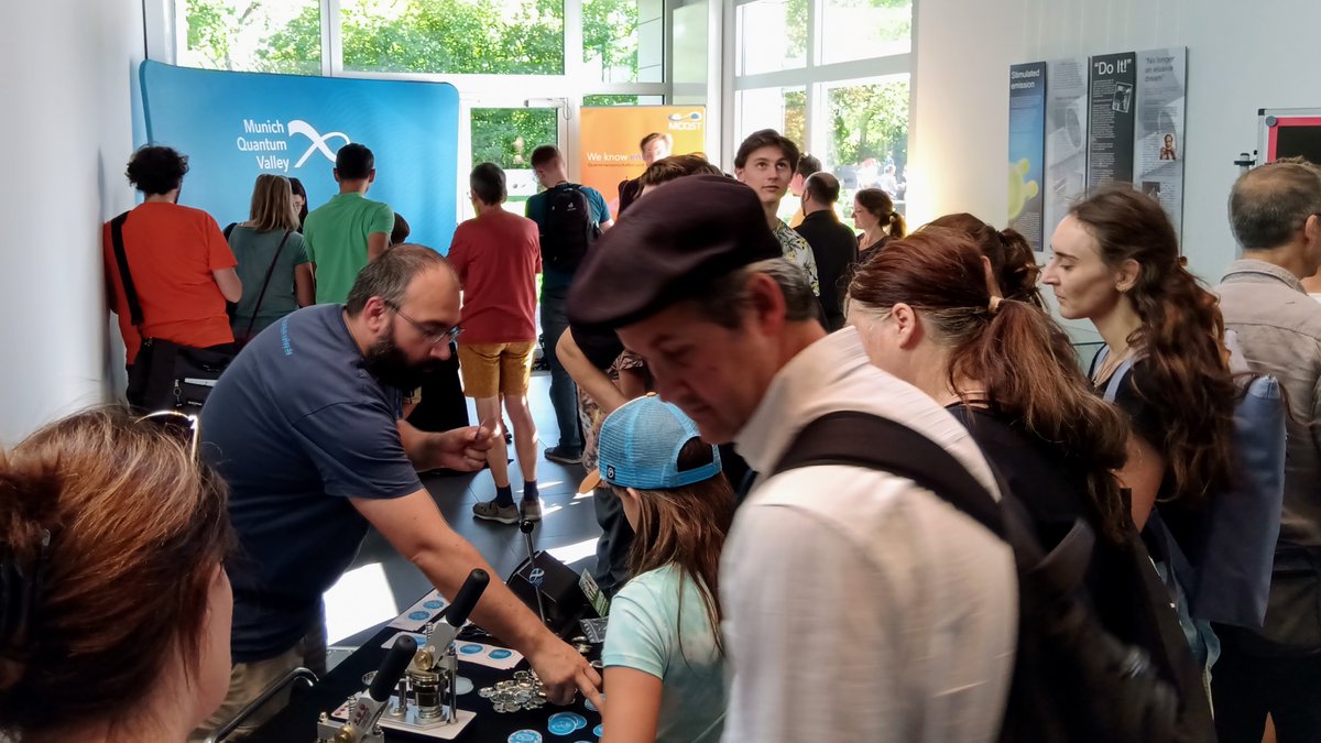 MunichQuantum's tweet image. Am 3. Okt. hieß es "Türen auf" in Garching und das Interesse war riesig!
Zusammen mit @MCQST_cluster haben wir am @MPI_Quantum u.a. Einblicke in die Welt des #Quantencomputing gegeben.
Mehr zum Tag gibt es hier nachzulesen:
munich-quantum-valley.de/de/neuigkeiten…
📸 H. Mehlhase, C. Hohmann