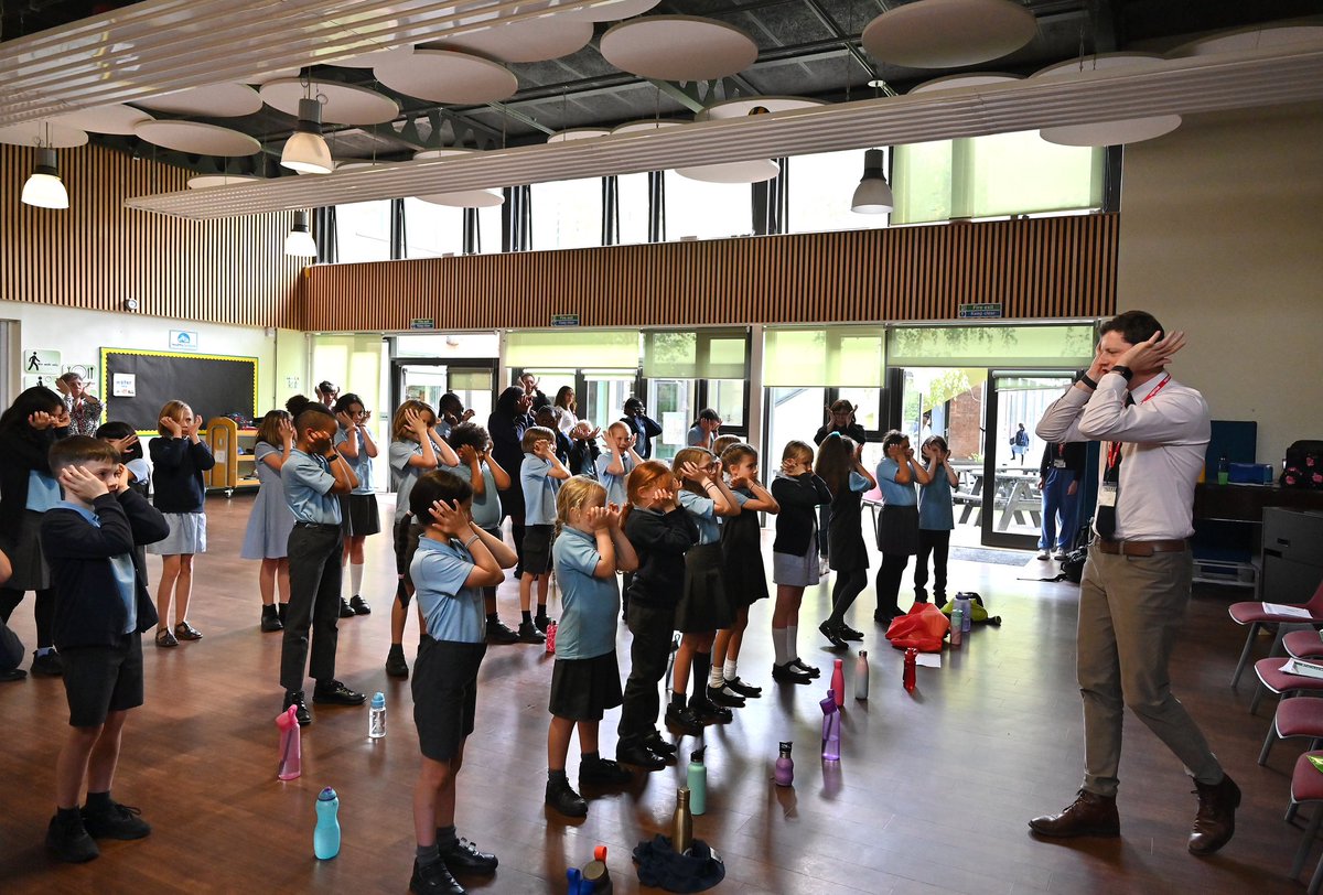 BBCSingers's tweet photo. We’re having a fantastic time with students across east London this week, working towards a performance at the #Gaia installation at @UCLEast tomorrow. 🌍🎶
📻 Listen to parts of our performance on @BBCRadio3 #InTune on 6 Oct & #Breakfast on 7 Oct.
📸 Workshop at @Hillyfield_E17 https://t.co/ZzEqMnJ8Mu