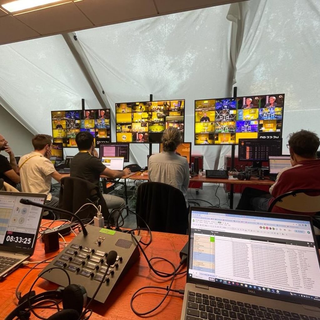 LetseeDigital's tweet photo. Pour la 9e édition de la #BPIFRANCEINNOGENERATION Letsee a vu les choses en grand ! 
Après une prépa sur plusieurs jours, nos techniciens sur place s'occupent de pas moins de 28 flux reçus qu'ils diffusent simultanément, en direct ou replay, sur une douzaine de réseaux sociaux ! https://t.co/lTfm7jUOSF