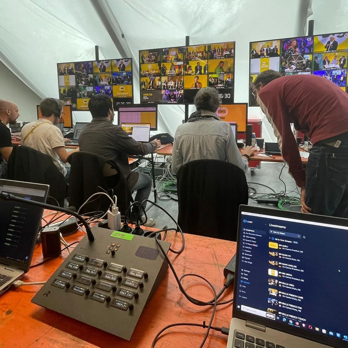 LetseeDigital's tweet photo. Pour la 9e édition de la #BPIFRANCEINNOGENERATION Letsee a vu les choses en grand ! 
Après une prépa sur plusieurs jours, nos techniciens sur place s'occupent de pas moins de 28 flux reçus qu'ils diffusent simultanément, en direct ou replay, sur une douzaine de réseaux sociaux ! https://t.co/lTfm7jUOSF