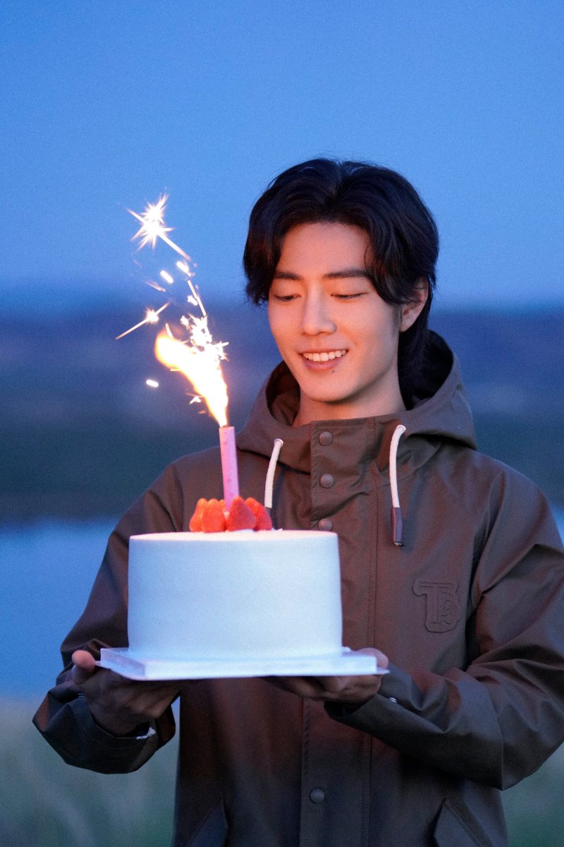 wxyzybxz's tweet photo. 231005 22:05 Xiao Zhan Studio Weibo Update (1/5)

Time flies like an arrow, looking back, as if nothing has changed.

You inject flesh and blood into each character, and the character endows you with unique growth. Outside of the character, you are enriched and moved by the “others” in the memo, constantly exploring and refining, leaving your own mark in the repeated “battles” with them. It is precisely you who treat the character so attentively, bringing us surprises time and time again.

Every present you are unique. This time, you take the traces left by the unknown “him” and find a landscape that aligns with your character, blends with life, seeks inward, and cultivates outward.
Accumulate strength and grow in every drop, and rush to the distance with enthusiasm. Wishing the bright and straightforward Xiao Zhan a happy birthday! 🎂

#Happy32ndXIAOZHAN