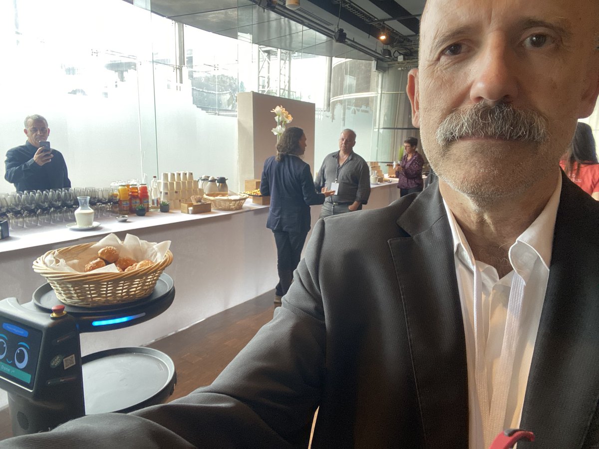 jabravoduque's tweet photo. En Paris en el evento de United Robotics Group , con Pepper, Nao y el robot camarero Plato, creo que en los próximos meses vamos a ver muchos Robots camareros, por menos de 12.000€ pones un robot a servir y recoger, y lo podras comprar en @CampTecnologico https://t.co/9hzbQz21a1