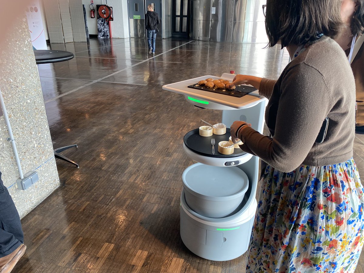 En Paris en el evento de United Robotics Group , con Pepper, Nao y el robot camarero Plato, creo que en los próximos meses vamos a ver muchos Robots camareros, por menos de 12.000€ pones un robot a servir y recoger, y lo podras comprar en <a href="/CampTecnologico/">Camp Tecnológico</a>