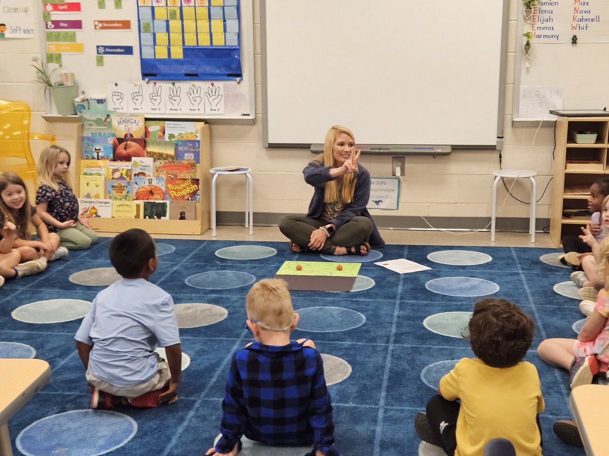 HookedonMath's tweet photo. What a great pumpkin 🎃 themed lesson in 4K today. Students are fully engaged in learning and thinking on their own. Ms. Beasley and Ms. Bobseine make a great team. #MathWorkshop #Lex1Math @Beasley4K #If4Kcandoityoucantoo https://t.co/eXEFN4BBdw