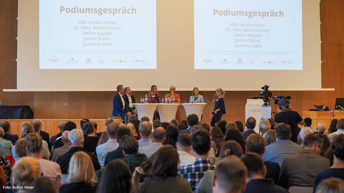 KM_BW's tweet photo. Bei der Fachtagung „Potenziale heben – Fachkräfte sichern“ steht im Fokus, wie Jugendliche bei der beruflichen Orientierung gestärkt werden. Staatssekretärin Boser nahm im Podiumsgespräch Bildung als Schlüssel für gesellschaftliche Teilhabe in den Blick.
👉https://t.co/l3VsYF2bzT https://t.co/ZYapiEiO9C