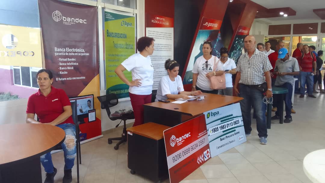 PinarBpa's tweet photo. Participan #BPA y #BANDEC en Feria Tec 📱y Comercial en #PinardelRío además de #UICPinardelRío #JovenClub #THABA, ENCOMIL y #XETID ofreciendo orientación y asesoramiento sobre #Bancarización en saludo al 32 aniversario de la creación de la Corporación Copextel.
#Cuba https://t.co/79xT3G74f2