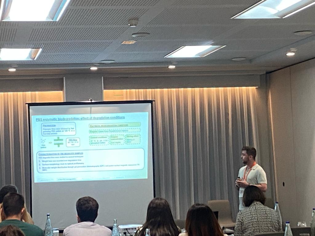 Another contribution from our group to #JIP23 <a href="/MarioIPenas/">Mario Peñas</a> delivering a remarkable talk about his Ph.D research. The sky is the limit Mario!!