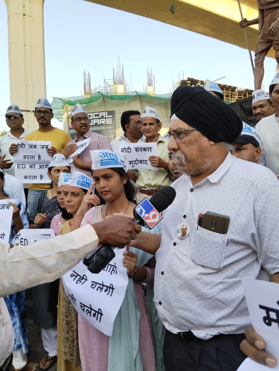 AAP4Nagpur's tweet photo. आम आदमी पार्टी राज्यसभा खासदार श्री. संजय सिंह जी के सरकारी आवास पर मोदी सरकार के ईशारे पर ईडी की रेड ओर असंवेधानिक गीरफतारी के खिलाफ आम आदमी पार्टी नागपूर कार्यकर्ताओ का निषेध प्रदर्शन. https://t.co/e1K7UPR0Cy