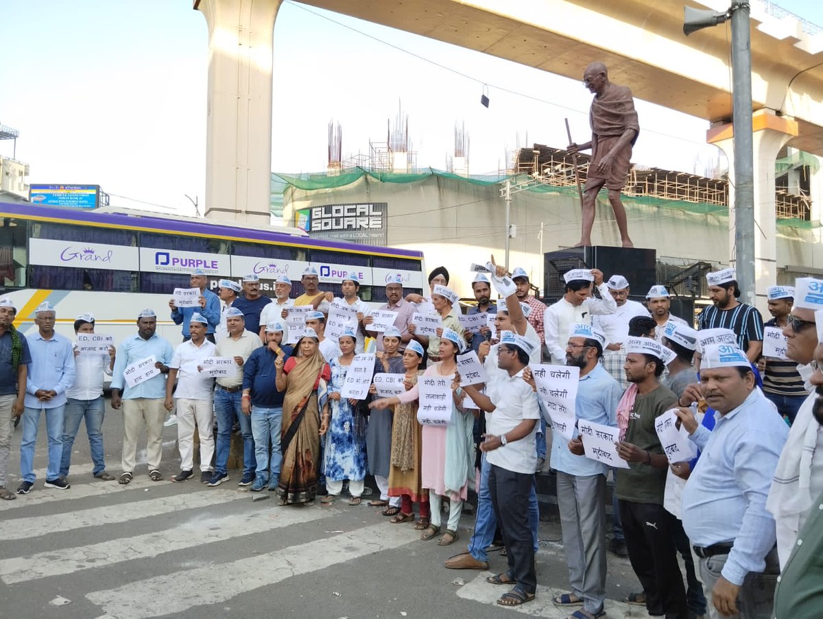 AAP4Nagpur's tweet photo. आम आदमी पार्टी राज्यसभा खासदार श्री. संजय सिंह जी के सरकारी आवास पर मोदी सरकार के ईशारे पर ईडी की रेड ओर असंवेधानिक गीरफतारी के खिलाफ आम आदमी पार्टी नागपूर कार्यकर्ताओ का निषेध प्रदर्शन. https://t.co/e1K7UPR0Cy