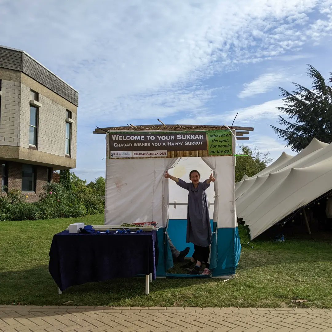 #Sukkah today <a href="/UniKent/">University of Kent</a>.
Inevitably, some unhinged crank professing to be concerned with social justice acts like an idiot.
I'll deal with it another time.
For now, I'll focus on the wonderful interactions with so many, plus the many Jewish students who connected.
#ChagSameach