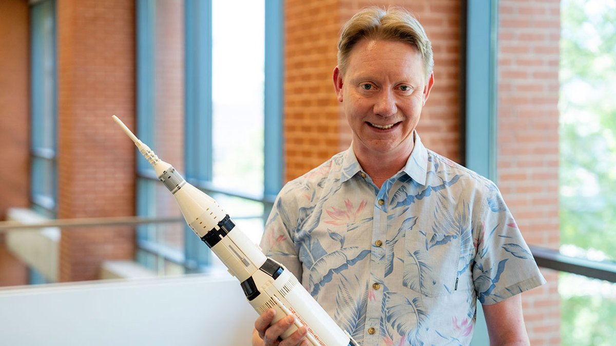 AuburnU's tweet photo. Dennis Bodewits is an associate professor in the Department of Physics who is dedicated to exploring mysteries of universe one molecule at a time. 🌌

He explores #research centered on the composition and evolution of comets.

#AuburnAtWork | #WorldSpaceWeek https://t.co/JGB0eTyqU4