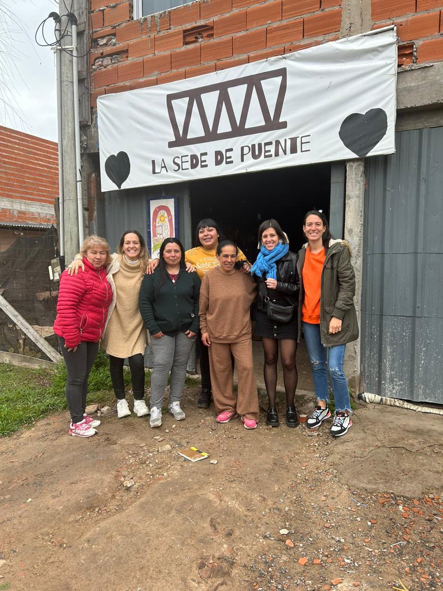RomanoFlorOk's tweet photo. Gracias a todas las trabajadoras y trabajadores de @LegisCABA que acercaron colchones, ropa y zapatillas para familias damnificadas por la última inundación de La Plata. El grupo de vecinos “La sede del Puente” recibió ya todas las donaciones. #LaCasaSolidaria https://t.co/Zz2VrQU9Ld