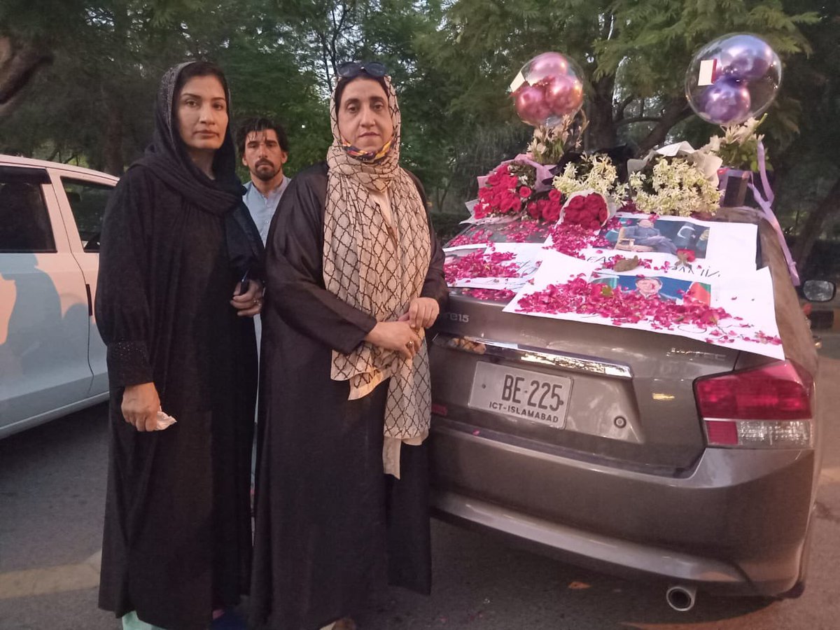 PTIofficial's tweet photo. Members of Women Wing PTI celebrated Chairman’s birthday outside Adiala Jail!

#HappyBirthdayImranKhan https://t.co/fTk6ozDNrv