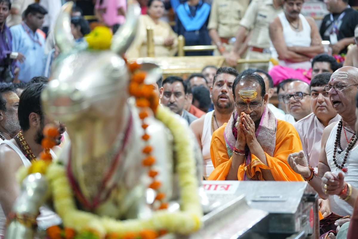 MadhviNamdev's tweet photo. हर हर महादेव…
‘श्री महाकाल महालोक’ में 250 करोड़ रुपये की लागत से द्वितीय चरण निर्माण कार्यों का लोकार्पण। आभार @chouhanshivraj #MahakalLokUjjain https://t.co/uEW5RsEysV