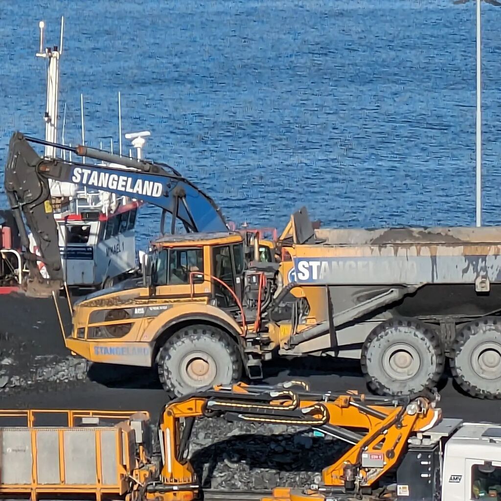 JSCEinfo's tweet image. 長さ27キロメートル、最大海面下392メートルの深さに建設されている世界最大規模のE39Rogfastトンネルの建設現場で働いていた重機たち

#重機 #ノルウェー #rogfast instagr.am/p/CyBUKpcIpf1/