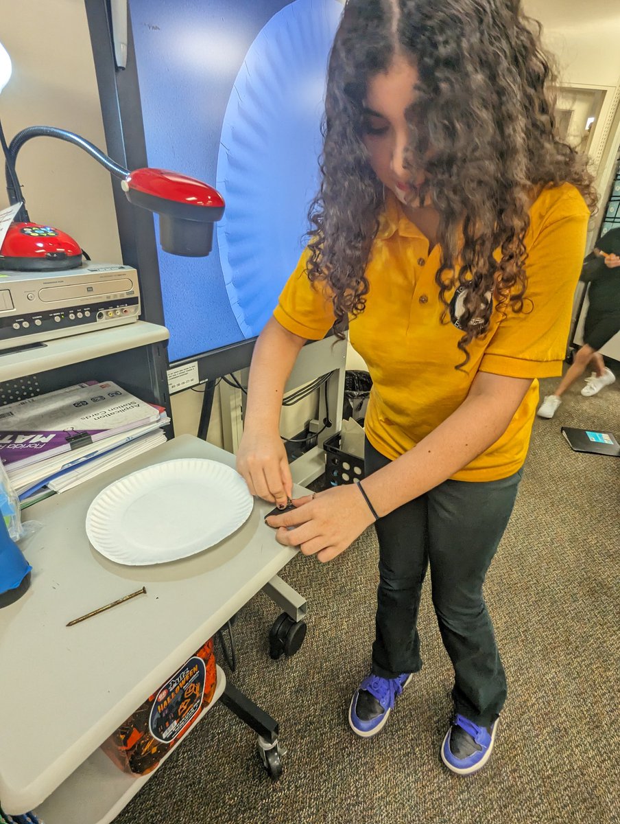 _Alina_Burton's tweet photo. Who knew testing mineral properties would be the talk of the week. Ss loved testing mineral properties for the class and sharing their observations. @sarasotaschools #science https://t.co/Ljia7AvhjC