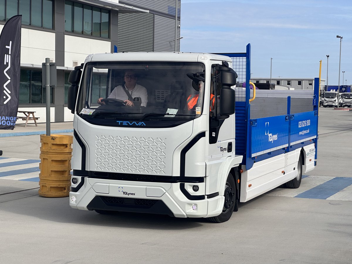 TevvaTrucks's tweet photo. "Fantastic, very quiet, very smooth, responsive, exactly what TG Lynes wants for delivering in the urban metropole in London!" reacts Andrew Ingram, MD of TGLynes after acceptance testing today of the Tevva 7.5t BEV with drop side body. #ChargeOn #GreenLogistics #RenewableEnergy https://t.co/yGr3HnjBbb
