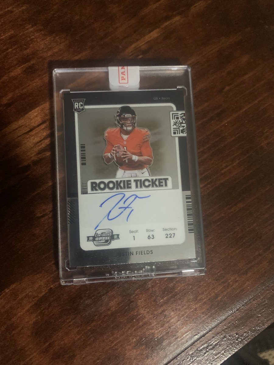 branich217's tweet photo. @HiveCards Origins booklet /25, Phoenix Gold /25, Prizm Auto /99 https://t.co/4vHCZ4xQPo