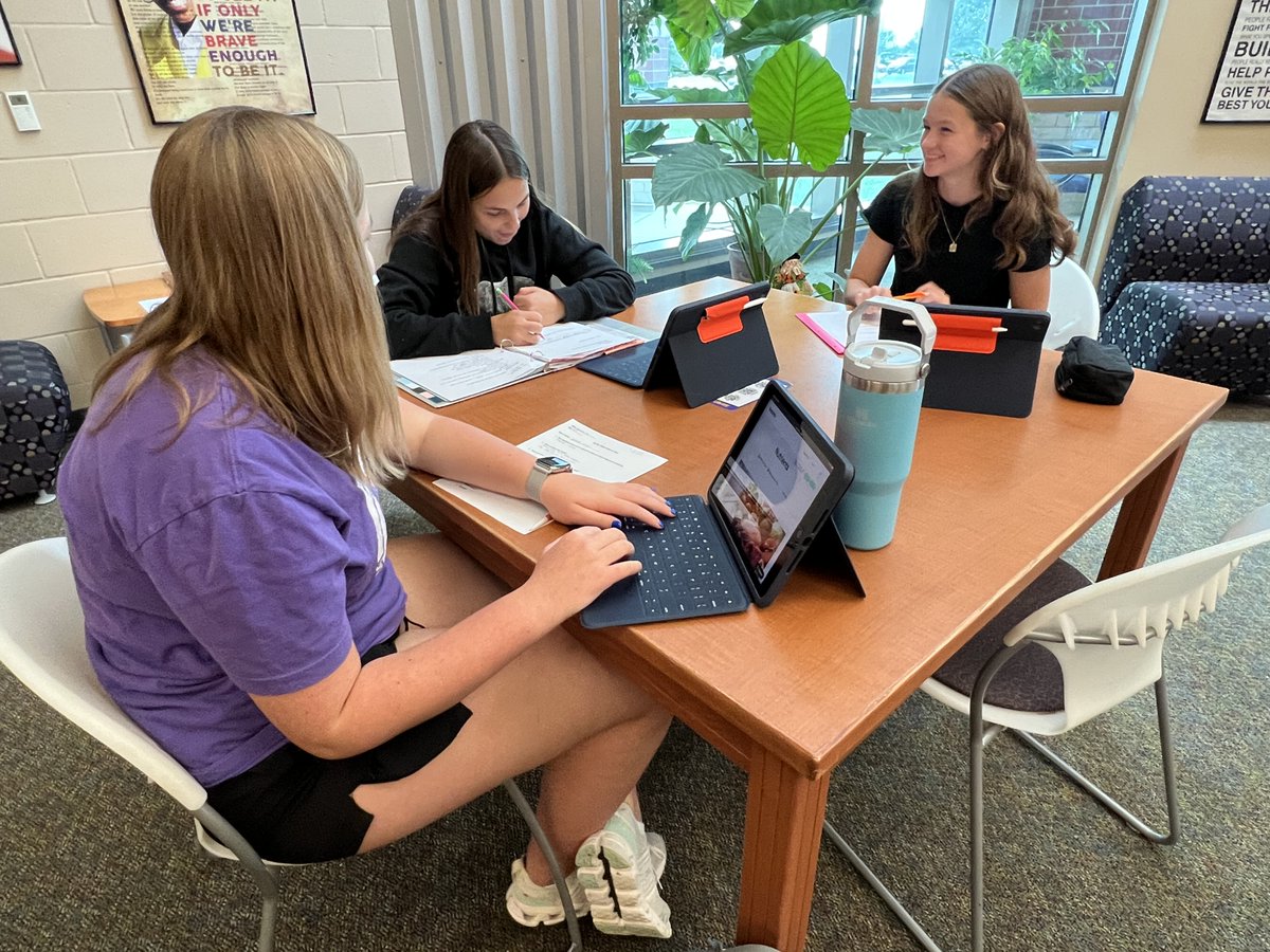 SHHS_Broncos's tweet photo. 9th grade health students are compiling research for a fad diet debate tournament. Each team is researching a  fad or "popular" diet &amp; will state their case on what makes their diet the "best" and identify healthy &amp; unhealthy components of a diet. #BroncoLibrarianPOV #Learn230 https://t.co/rwX6gLhlRa