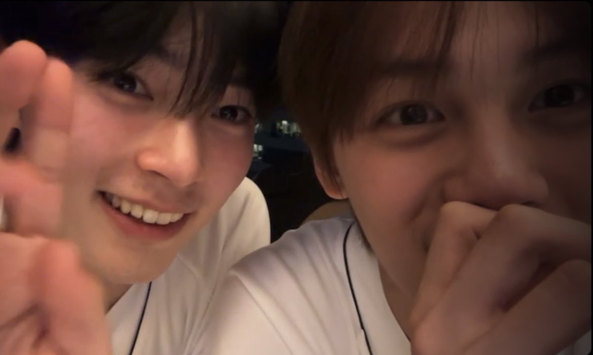newfender_'s tweet photo. what if 𝐠𝐲𝐮𝐯𝐢𝐧 kalah bermain uno dengan kakak tingkatnya, 𝐡𝐚𝐧𝐛𝐢𝐧 hingga mendapat sebuah hukuman?

📃: 911 kata
🔗: https://t.co/Yf5XYyF9NI

2binz oneshot au. https://t.co/4YxM3efw6D