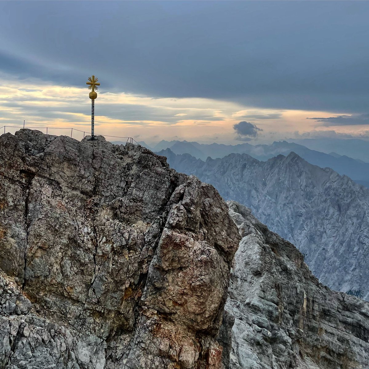 Deutschlands höchster #Gipfel hat nun einen neuen Höchstwert von 5,5 °C zu verzeichnen. ⛰️🌡️ 
Der Monat September 2023 war auf der #Zugspitze mit großem Abstand der wärmste September seit Beginn der #Wetteraufzeichnungen im Jahre 1900!