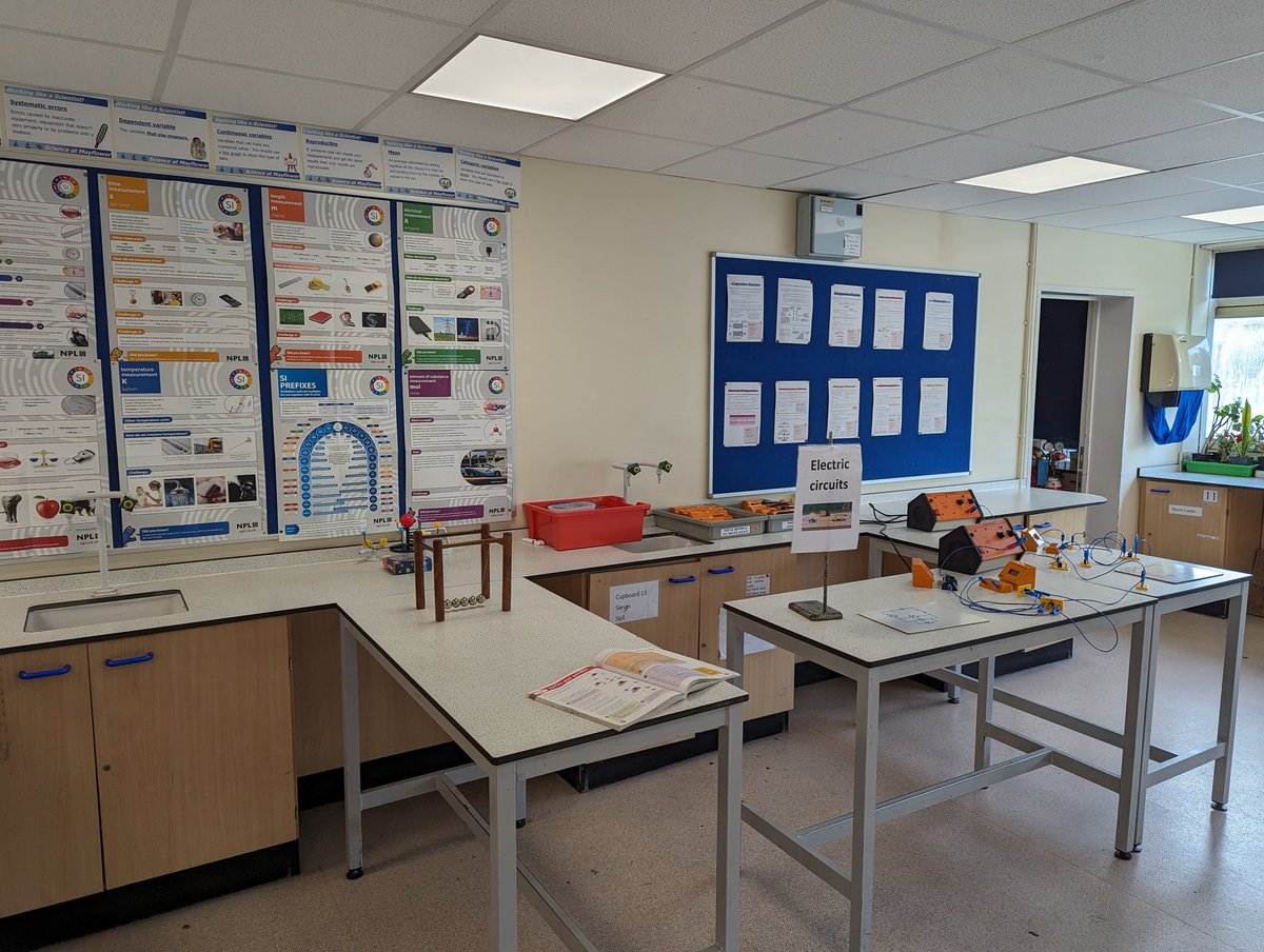 MrCersonPhysics's tweet photo. Ready for Open Evening! First one as Head of Physics https://t.co/Rc09wwVwpa