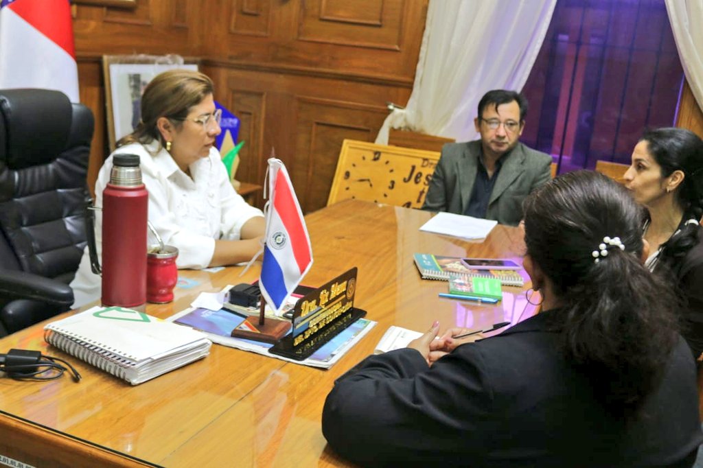 DraLizMeza's tweet photo. Está mañana mantuve  una importante reunión con la Secretaría de la Mujer Abg.Sandra Garcete, el Secretario Gral. Abg. Wilfrido  López y la representante Regional del Ministerio de la Niñez y de la Adolescencia la Lic. Yeruti Alvarenga, a fin de planificar  acciones conjuntas https://t.co/RjDja1D35D