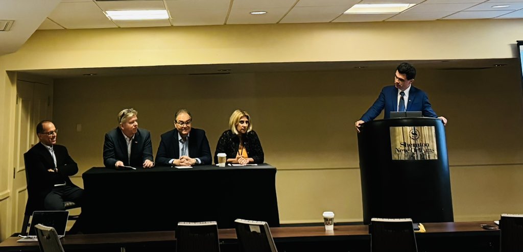 Debate @IFSO_NAC session during @ASMBS weekend meeting… we have many options to treat patients with obesity class 1 @marinakurian @mattars77 @RaulRosenthalMD @erikbwilson @IfsoSecretariat