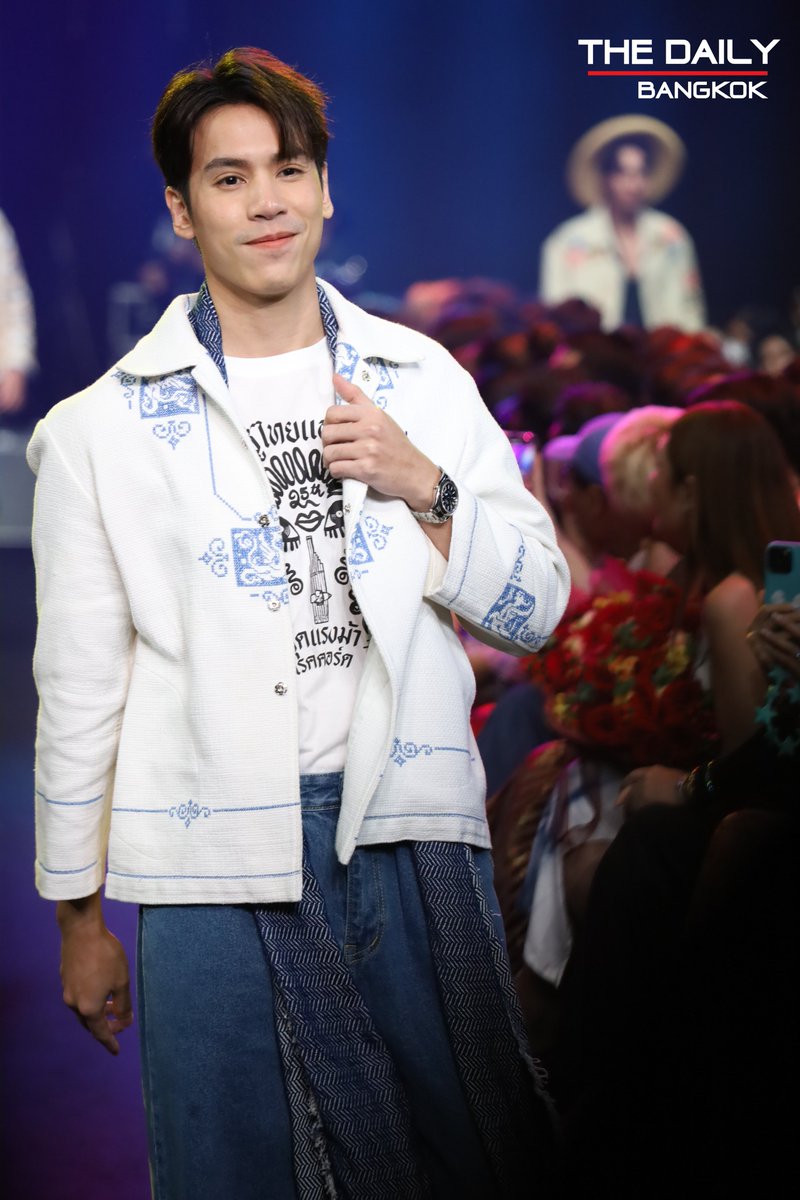 thedailybkk's tweet photo. เจษ เจษพิพัฒ ร่วมเดินแบบบนรันเวย์ของ ISSUE โชว์แรกของงาน Siam Paragon Bangkok International Fashion Week 2023 

#BIFW2023 #SiamParagonBIFW2023
#ISSUExBIFW23 #เจษเจษพิพัฒ #jesjpp https://t.co/qFTRZerOWc