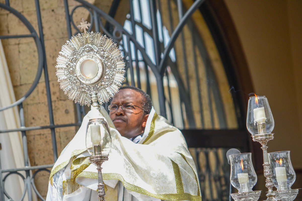 StrathU's tweet photo. In the afternoon, we held a Eucharistic Procession, which begins and ends in a holy place, led by Fr. Charles Mundia, @suchaplaincy
The procession was an opportunity to pray for all in the University, their families and all connected to Strathmore.
#StrathFoundersWeek https://t.co/fk0YMrS0C2