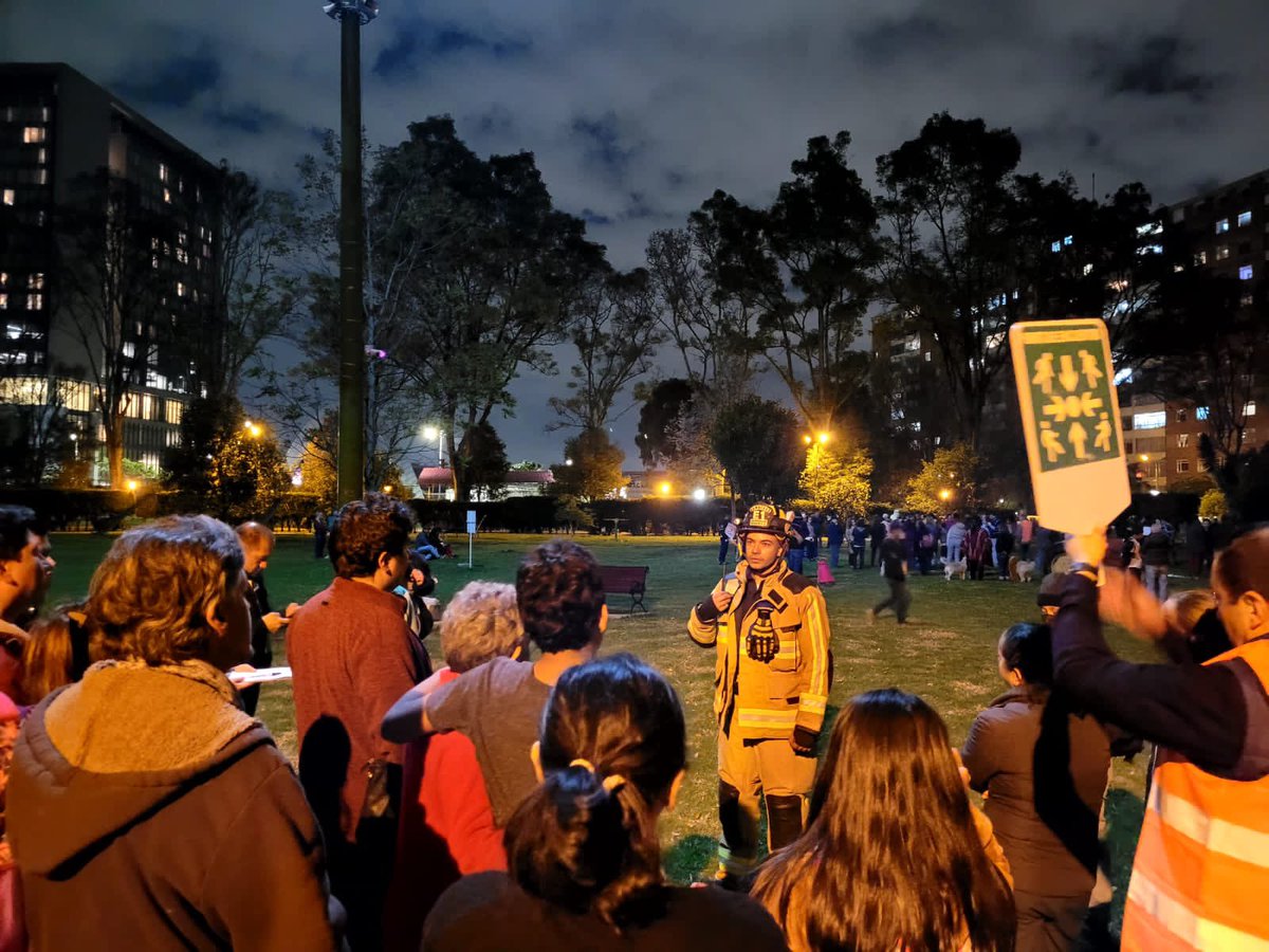 BomberosBogota's tweet photo. Anoche, durante el #SimulacroBogotáDíayNoche estuvimos con la comunidad del Centro urbano Antonio Nariño, a quienes, con nuestros uniformados del área de Capacitación externa, les brindamos tips para realizar su Plan de Emergencias y retroalimentamos su ejercicio de evacuación 🚒 https://t.co/Zus6BTvXW5