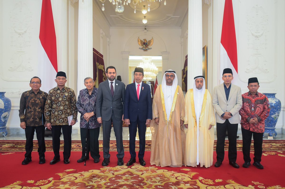 muslimelders_id's tweet photo. Presiden Joko Widodo mengucapkan selamat kepada MHM atas peresmian kantornya di Indonesia. *Presiden juga mengapresiasi langkah MHM menyelenggarakan Konferensi 'Agama dan Perubahan Iklim' untuk negara-negara Asia Tenggara.* Presiden Widodo juga menyampaikan dukungannya terhadap Conference of The Parties 28 (COP28) yang akan diselenggarakan di Uni Emirat Arab pada akhir 2023.

https://t.co/9xtqr2xriQ