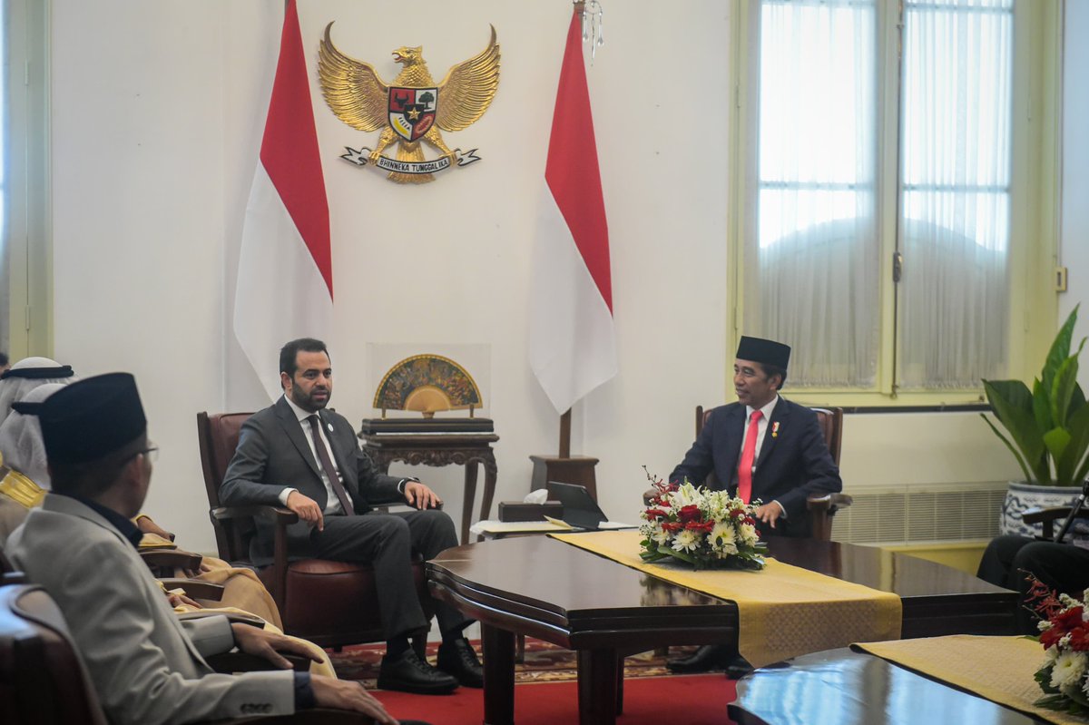 Presiden Joko Widodo mengucapkan selamat kepada MHM atas peresmian kantornya di Indonesia. *Presiden juga mengapresiasi langkah MHM menyelenggarakan Konferensi 'Agama dan Perubahan Iklim' untuk negara-negara Asia Tenggara.* Presiden Widodo juga menyampaikan dukungannya terhadap