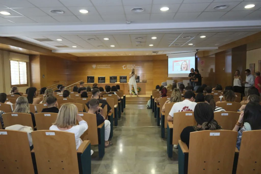 puleva's tweet photo. 🔥 Ayer, junto con @CanalUGR, reunimos a más de 200 estudiantes en un experimento social, innovador y disruptivo.
La primera actividad de la nueva Cátedra de Intraemprendimiento e Innovación Lactalis Puleva, integrada en la @IncubaTalento, consistió en un evento... (1/3) https://t.co/5YRKSo7sFd