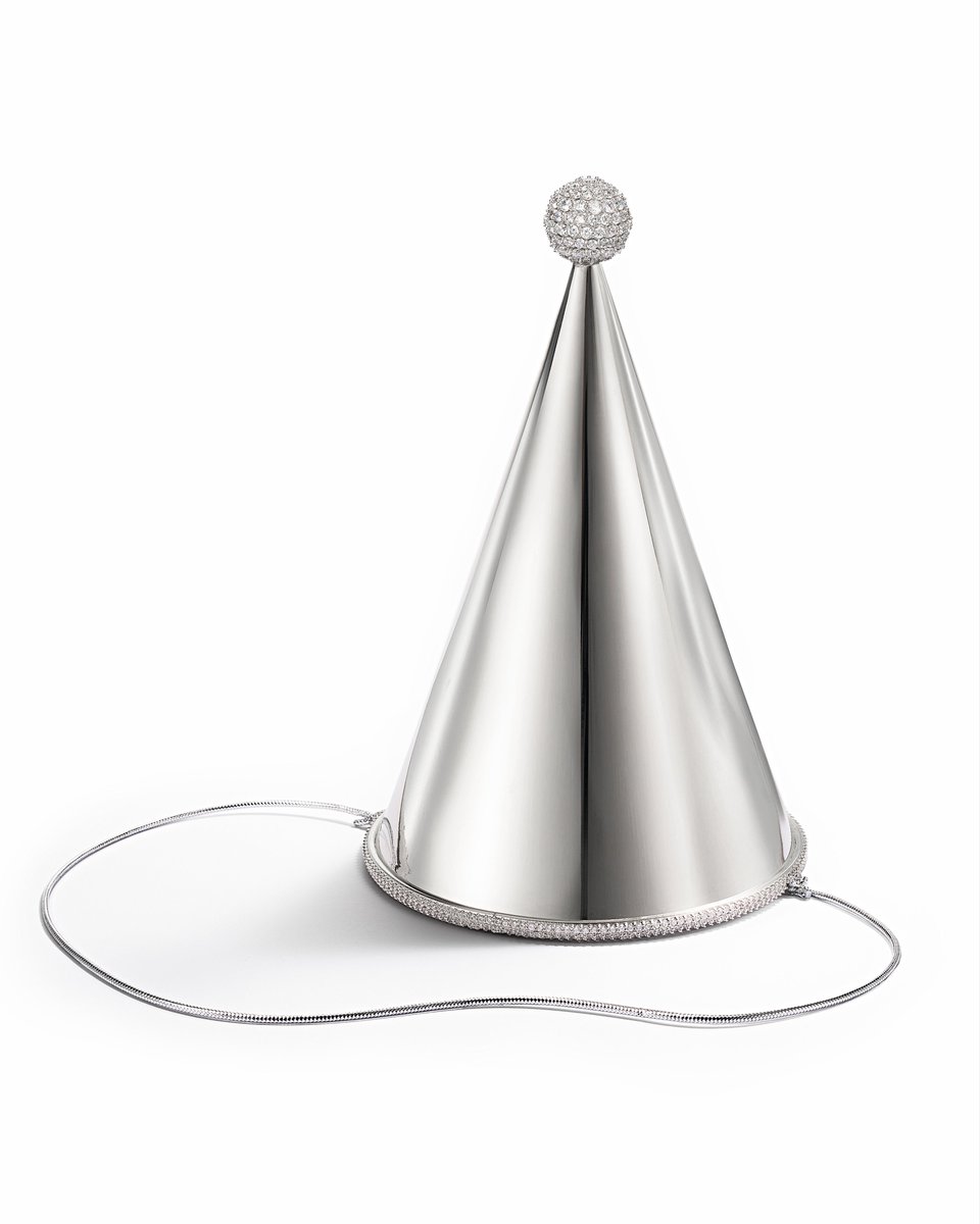 __Onixivy_'s tweet photo. me: omg she wore a silly little birthday party hat on stage, so cute!!! 

come to find out it’s custom .@TiffanyAndCo with a diamond pom pom topper 😭 i’m so poor https://t.co/DMJnJ8AZa9