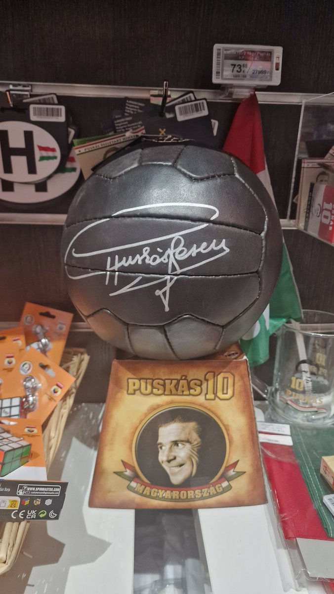 Fajna ta piłka retro z autografem Puskása.