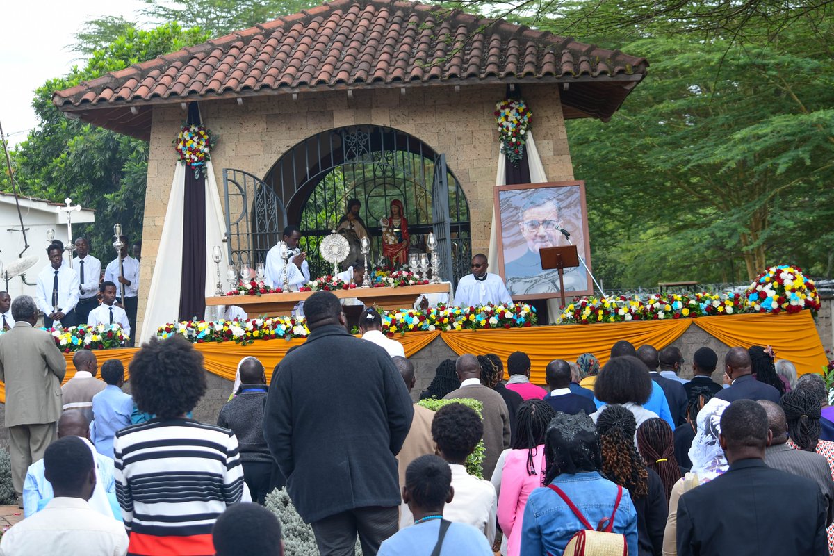 StrathU's tweet photo. In the afternoon, we held a Eucharistic Procession, which begins and ends in a holy place, led by Fr. Charles Mundia, @suchaplaincy
The procession was an opportunity to pray for all in the University, their families and all connected to Strathmore.
#StrathFoundersWeek https://t.co/fk0YMrS0C2