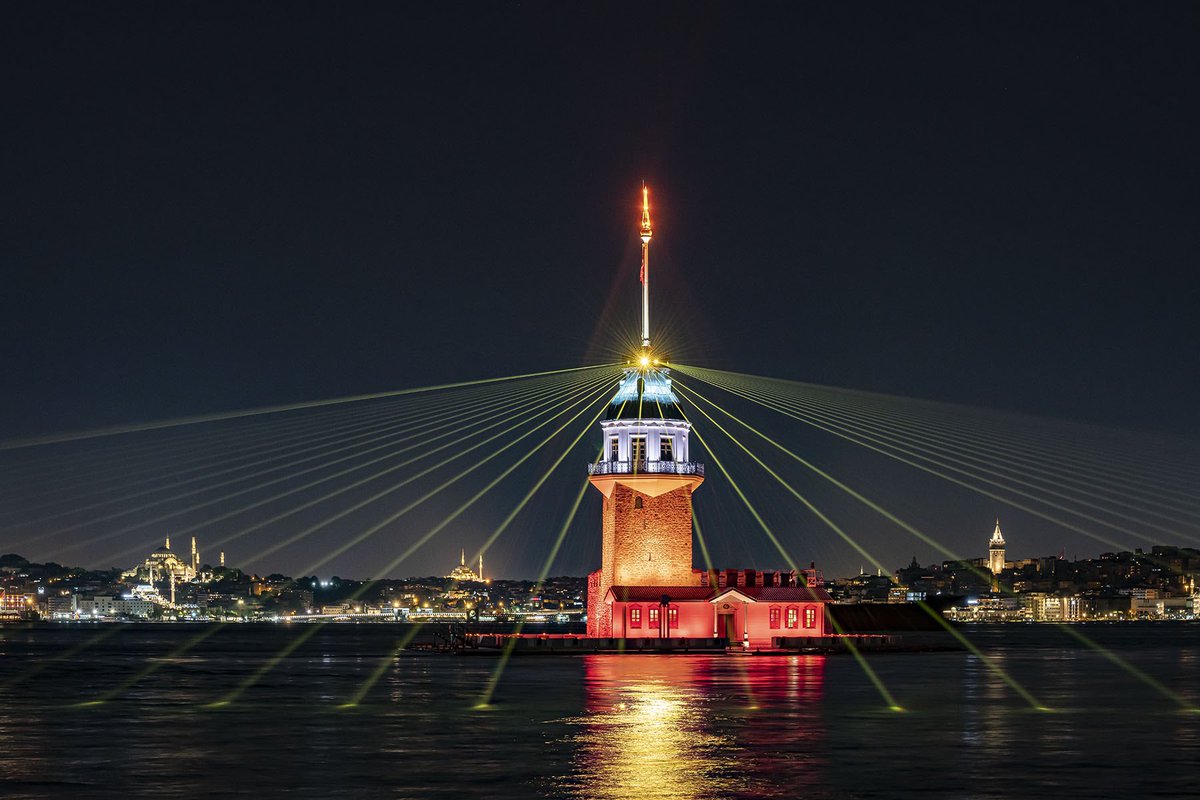 Robelighting's tweet photo. The famous Maiden’s Tower, on an islet at the southern entrance of the Bosphorus strait, 200 metres from the coast of Üsküdar in Istanbul, Turkey, has re-opened after restoration with a new permanent #lightingdesign by Martin Kuhn featuring over 75 #AnolisLighting LED luminaires. https://t.co/tuipKLJMdt