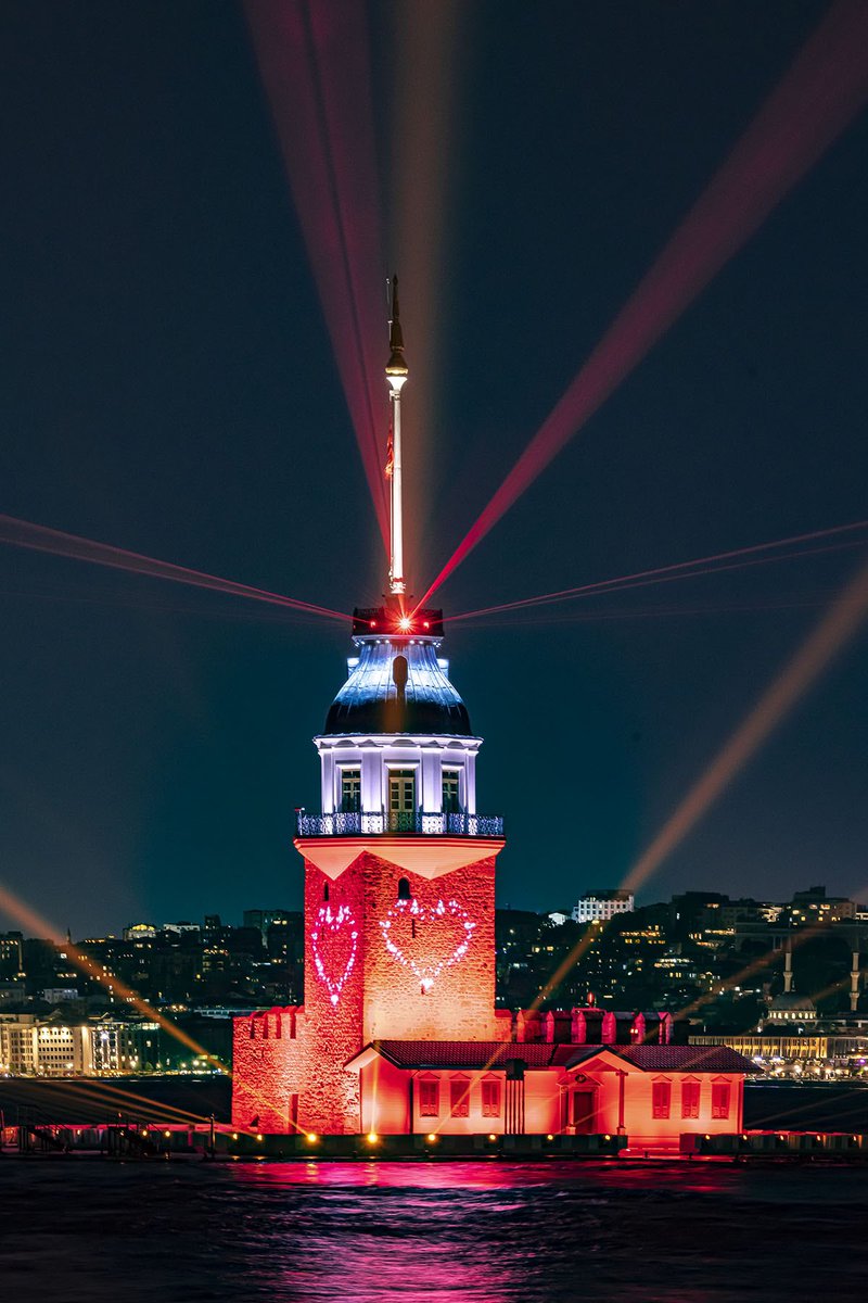Robelighting's tweet photo. The famous Maiden’s Tower, on an islet at the southern entrance of the Bosphorus strait, 200 metres from the coast of Üsküdar in Istanbul, Turkey, has re-opened after restoration with a new permanent #lightingdesign by Martin Kuhn featuring over 75 #AnolisLighting LED luminaires. https://t.co/tuipKLJMdt